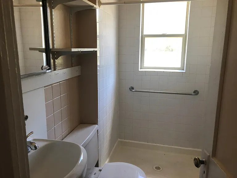 102 Ross Ave — Photo 4