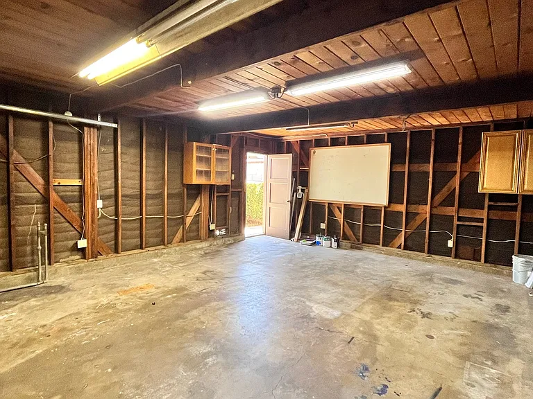 703 E Linfield St — Photo 28
