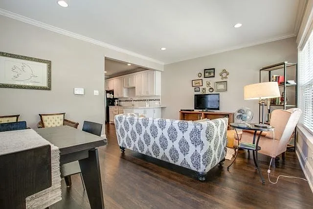 839 Woodlawn Ave — Photo 3
