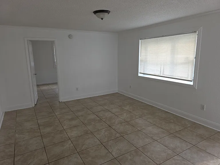 2613 Sandusky Ave E — Photo 2