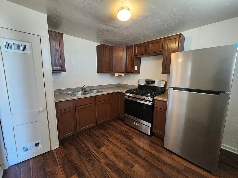 1037 Brownlee Ave — Photo 7
