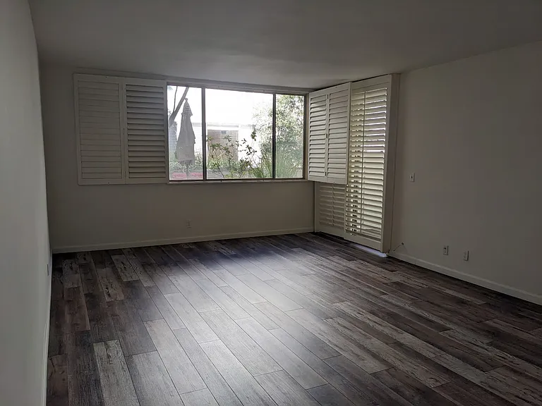 211 S Wilson Ave — Photo 12