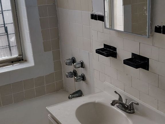 4th image of 1820 Avenue V APT 4E