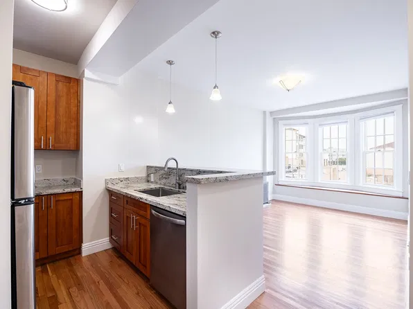 990 Bay Street (1114r)