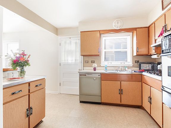 5th image of 42 52nd Ave