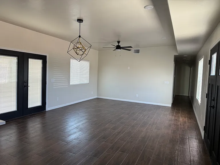 1831 E Breeze Ln — Photo 2