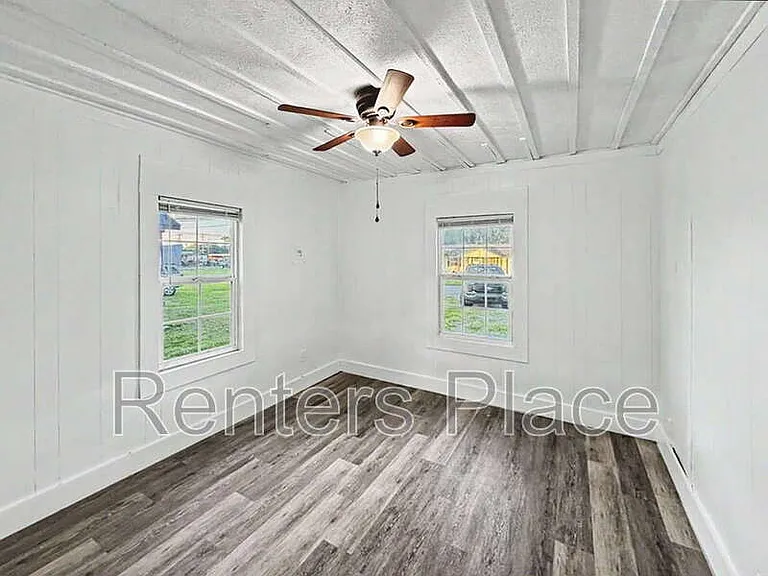 908 W 6th St — Photo 5