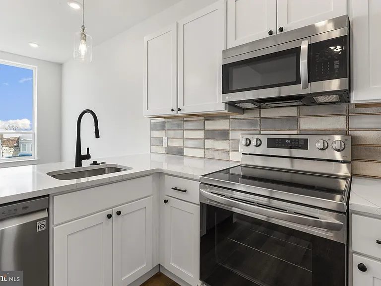2214 N Front St #202 — Photo 7