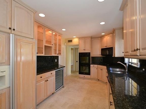 5th image of 447 Coral Way