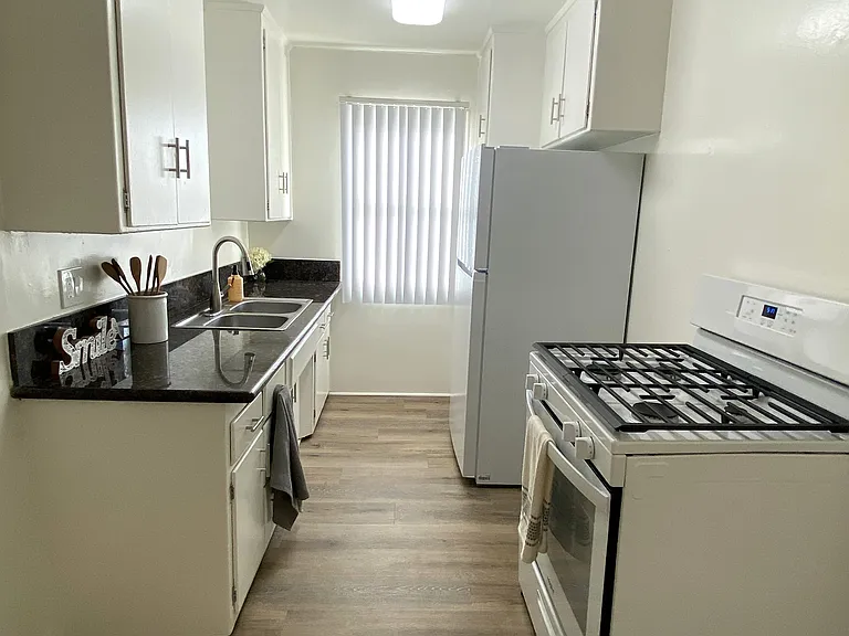 Grismer Cove Apartments — Photo 3
