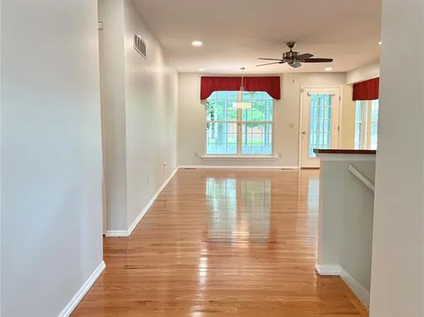 633 Lind Rd, Saint Louis, MO 63125