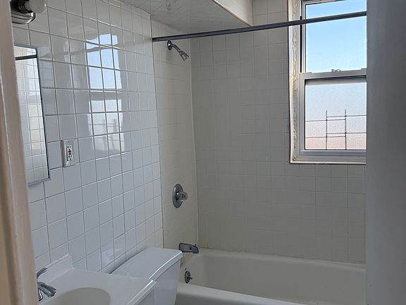5th image of 700 Victory Blvd APT 17