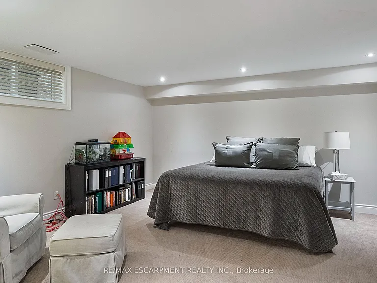 615 Vanessa Cres — Photo 37