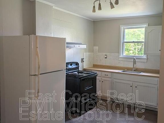 4th image of 304 1/2 W Martin St