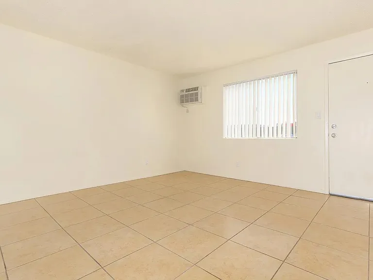 Los Vecinos Apartments — Photo 17