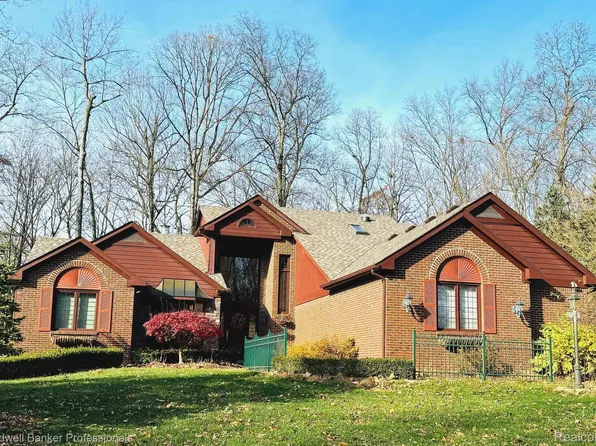 57503 Hidden Timbers Dr, South Lyon, MI 48178