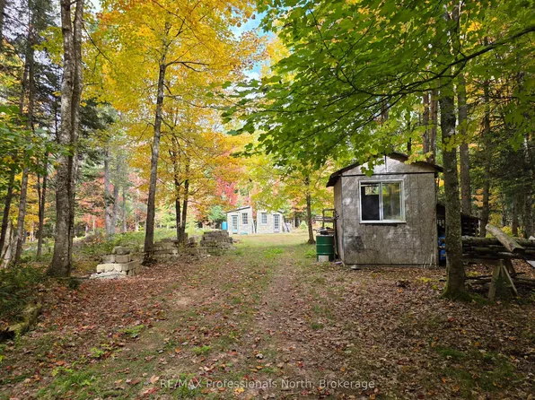 124 Cardwell Lake Rd, Huntsville, ON P0B 1M0