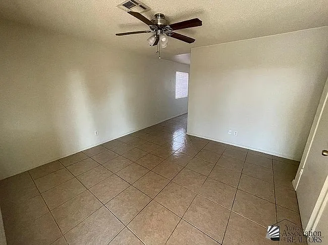3 bed, 972 sqft, $1,300 — Photo 3