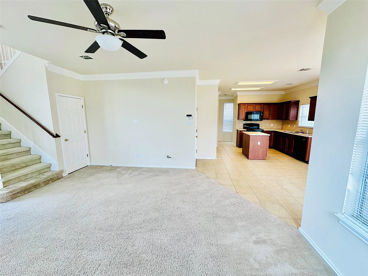 3 bed, 2.5 bath, 1818 sqft, $2,050 — Photo 4
