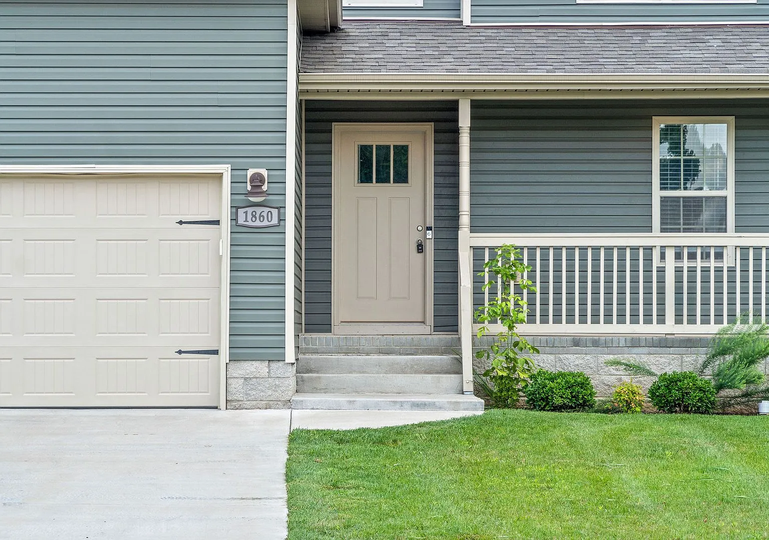 Pet Friendly Three Bedroom in Autumn Creek! — Photo 3