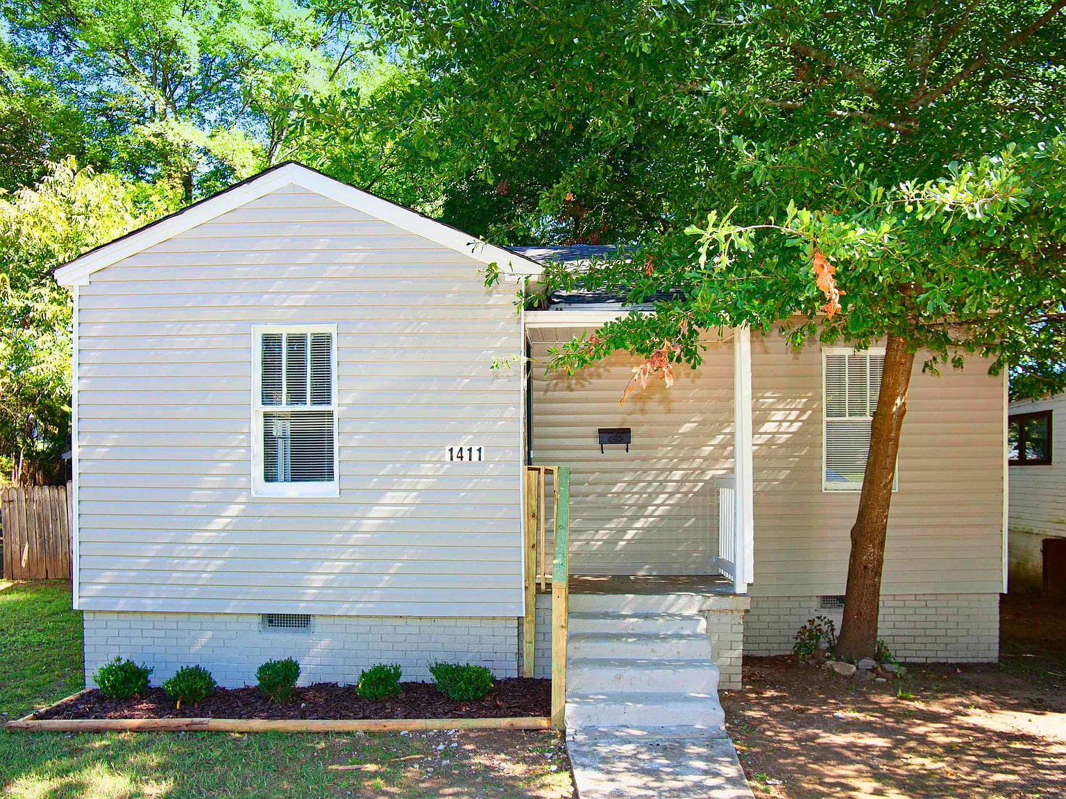 2 bed, 1.0 bath, 788 sqft, $925 — Photo 1