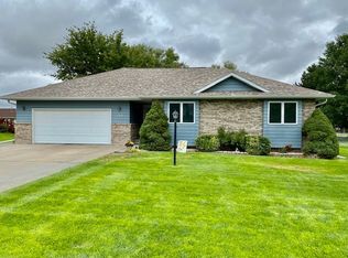 12 Redwood Dr, Kearney, NE 68845