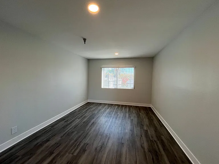 110 S Sweetzer Ave — Photo 56
