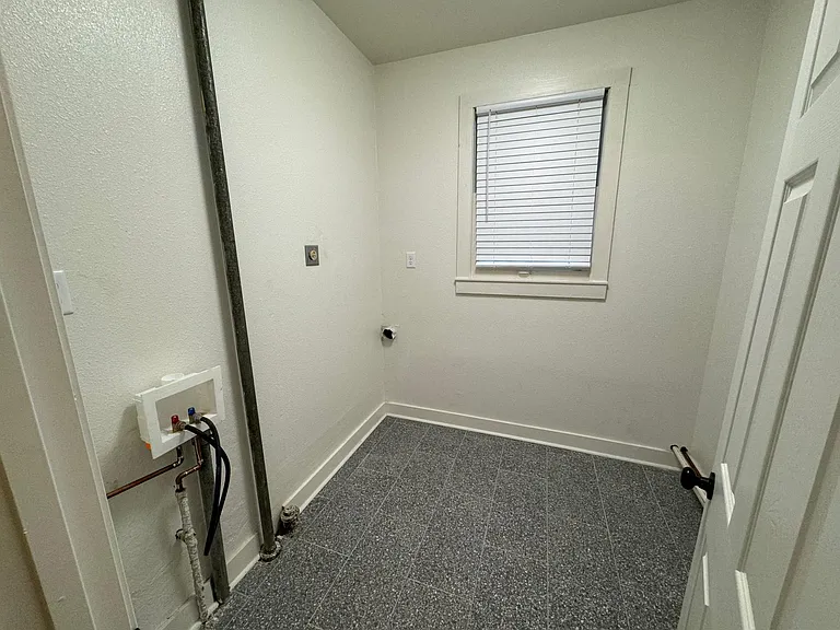 606 S Maple St — Photo 8