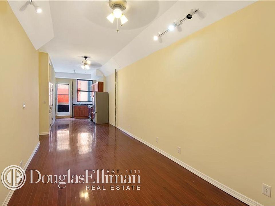 2nd image of 4542 Vernon Blvd APT 1R
