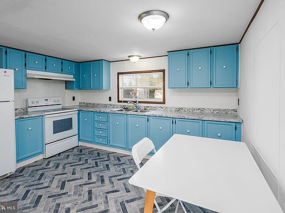 3rd image of 25875 Plum St