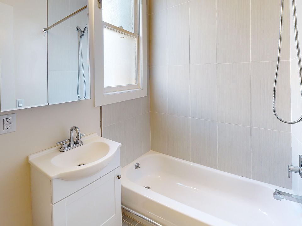 Bathroom with a toilet, sink and bathtub