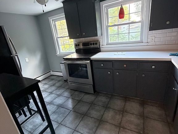 4th image of 990 Pleasant St #2