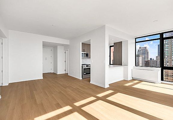 5th image of 200 W 60th St APT 36D