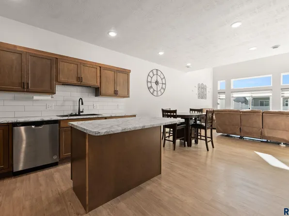 5515 S Huntwood Ave, Sioux Falls, SD 57108