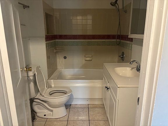 4th image of 241 W Warriner Ave