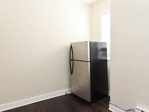 4th image of 318 Lee St Unit 4