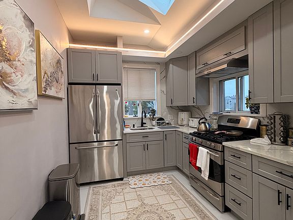 5th image of 298 Decker Ave #2
