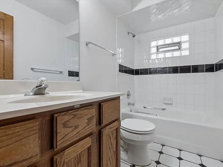 1858 Princeton Cir — Photo 12