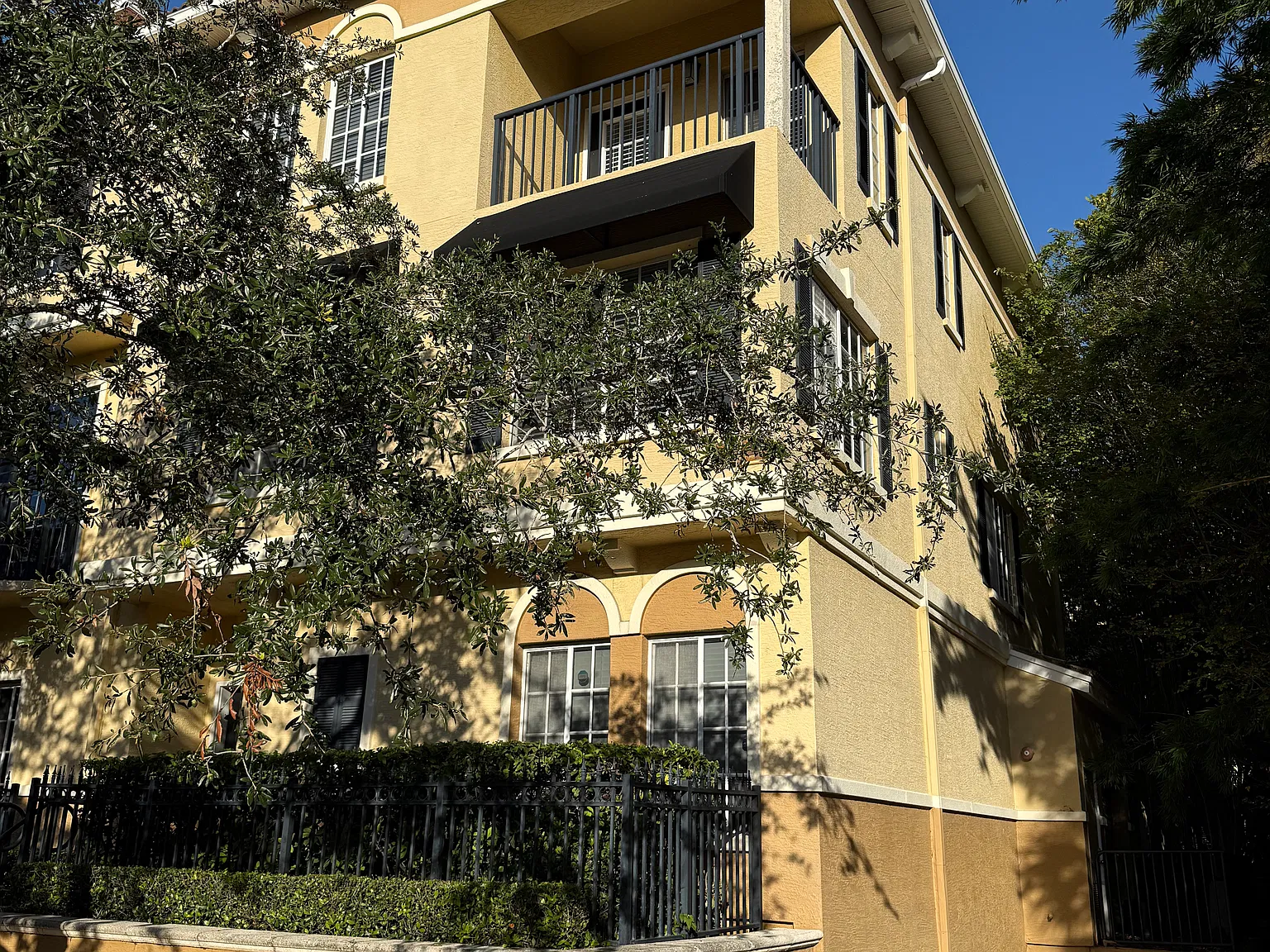 3 bed, 1907 sqft, $3,900 — Photo 1