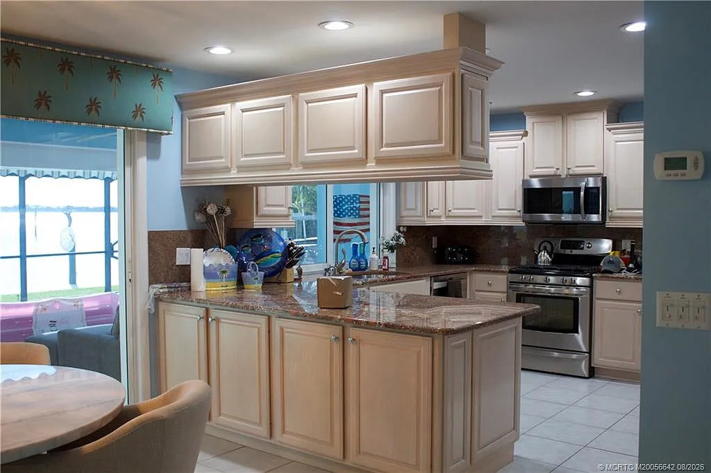 3 bed, 2.5 bath, 2744 sqft, $9,000 — Photo 4