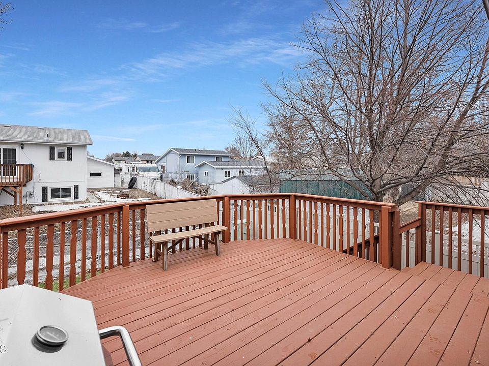 836 24th St W, Dickinson, ND 58601 | Zillow
