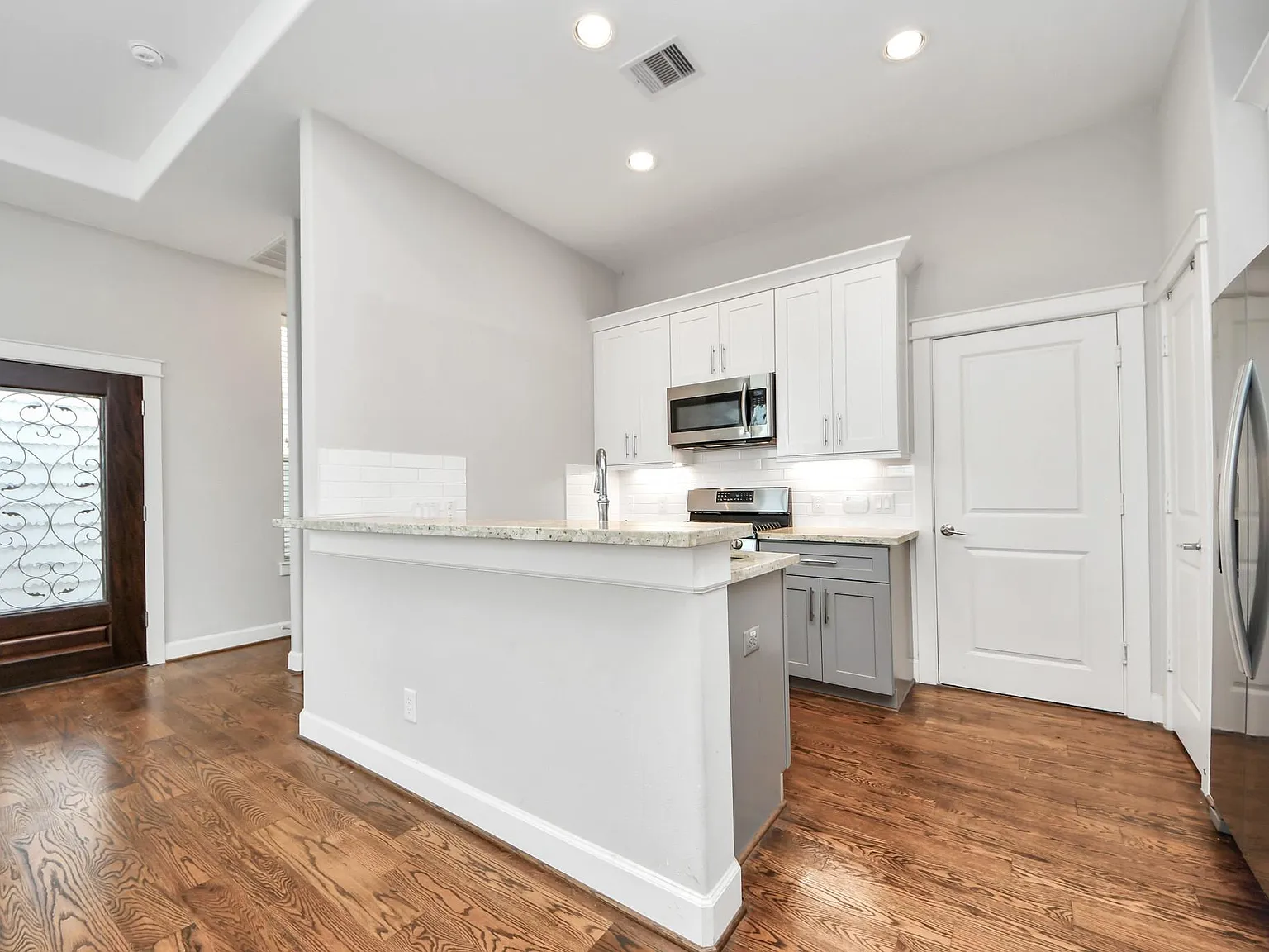 3 bed, 2.5 bath, 1493 sqft, $2,400 — Photo 4
