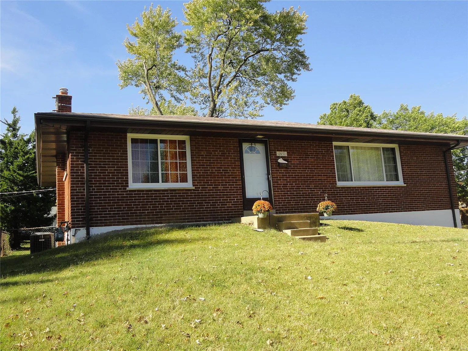 3853 Oakridge Blvd photo 1
