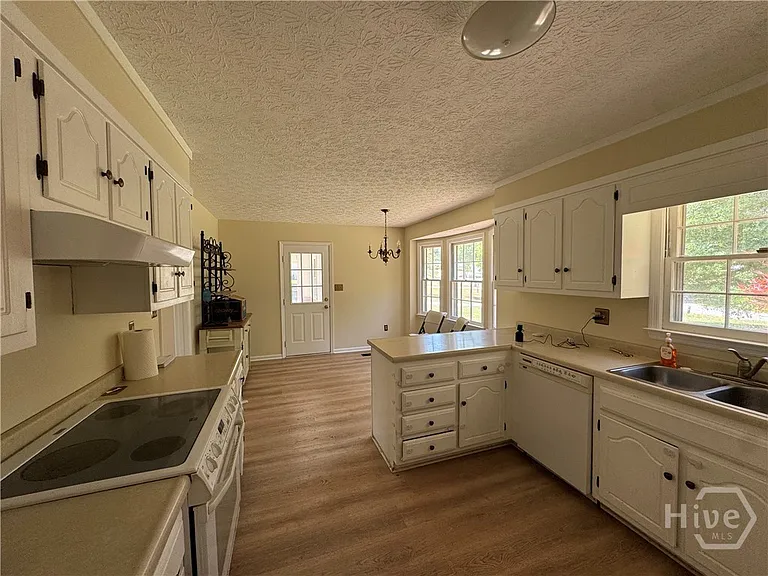 1041 Limmerick Dr — Photo 7