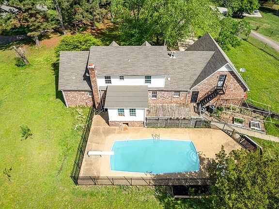 5th image of 300 Hilldale Ln
