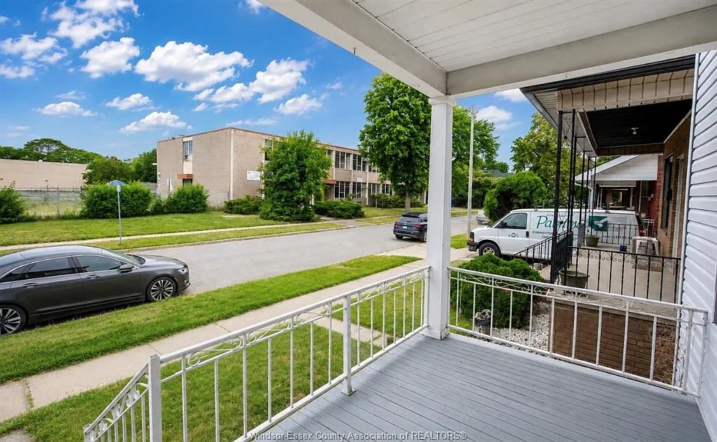 3 bed, $2,200 — Photo 2