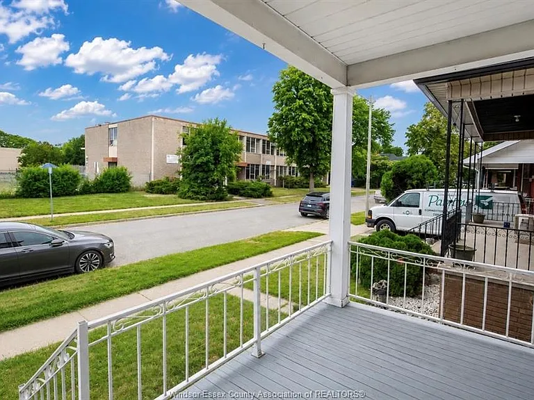 790 Marentette Ave — Photo 2