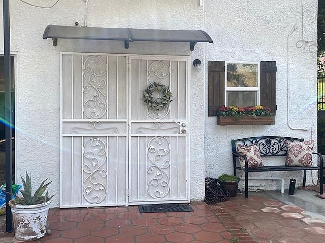 1st image of 926 Gifford Ave #0