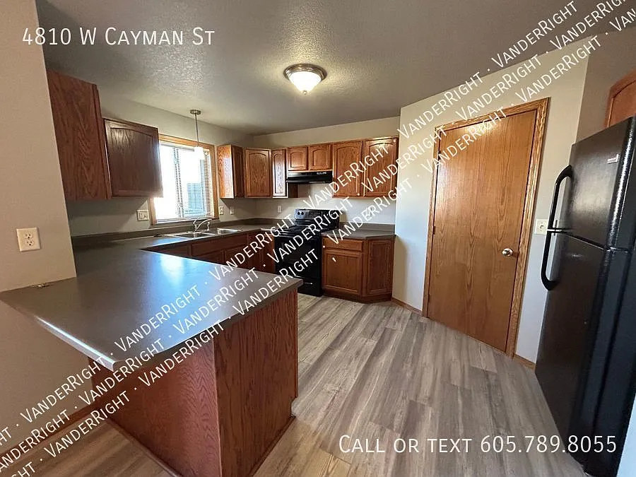 Updated 3 Bedroom 2.5 Bathroom Townhome! — Photo 4