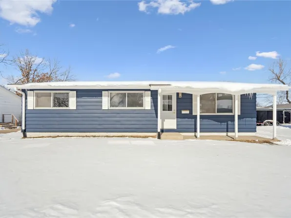 1026 Rainbow Blvd, Hiawatha, IA 52233